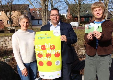 Werben für die Aktion – und das neue Büchlein zu "Weyhe räumt auf" (von links): Organisatorin Christina Mielke, Bürgermeister Frank Seidel und Meike Peters von neuWerk Design & Kommunikation aus Dreye.&nbsp;&copy;&nbsp;Gemeinde Weyhe